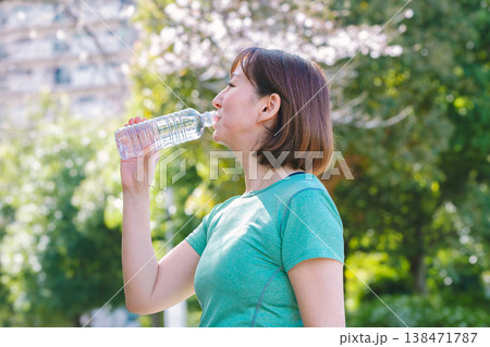 水分補給するミドル女性 水分補給するミドル女性 138471787