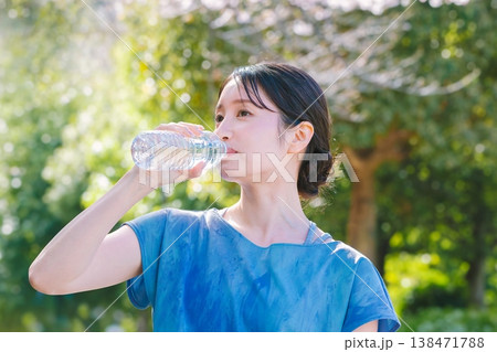 水分補給をする若い女性 水分補給をする若い女性 138471788