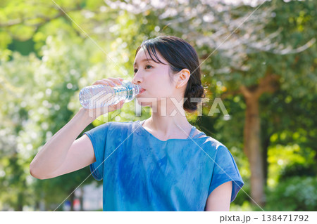 水分補給をする若い女性 水分補給をする若い女性 138471792