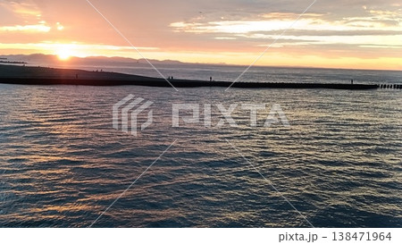 海に沈む夕日 海に沈む夕日 138471964