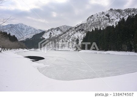 冬の粟ヶ岳水源地の雪景色（新潟県加茂市） 138474507