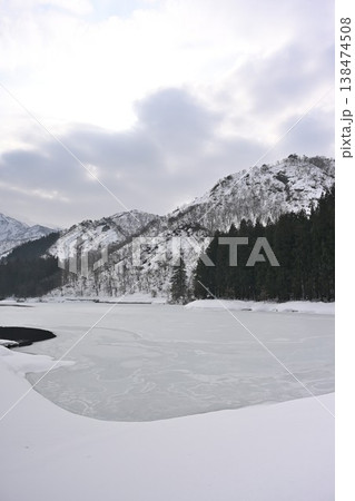 冬の粟ヶ岳水源地の雪景色(新潟県加茂市) 冬の粟ヶ岳水源地の雪景色(新潟県加茂市) 138474508