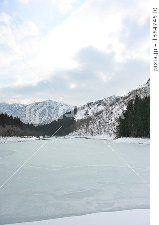冬の粟ヶ岳水源地の雪景色(新潟県加茂市) 冬の粟ヶ岳水源地の雪景色(新潟県加茂市) 138474510