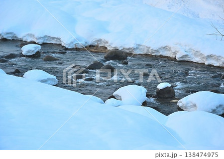 冬の加茂川と雪景色(新潟県加茂市) 冬の加茂川と雪景色(新潟県加茂市) 138474975