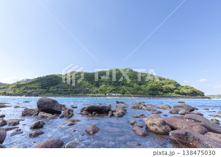 宮崎県日南市山王の磯海岸を走る特急海幸山幸 宮崎県日南市山王の磯海岸を走る特急海幸山幸 138475030