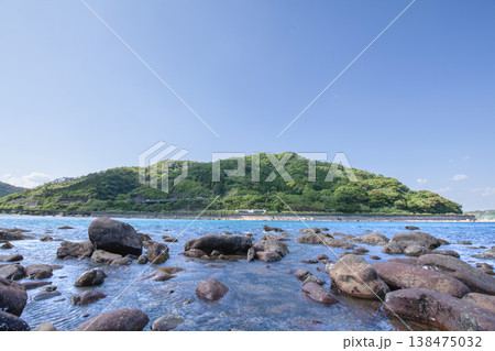 宮崎県日南市山王の磯海岸を走る特急海幸山幸 宮崎県日南市山王の磯海岸を走る特急海幸山幸 138475032