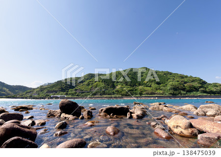 宮崎県日南市山王の磯海岸を走る特急海幸山幸 138475039