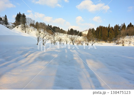 朝の光に包まれた雪原（新潟県長岡市） 138475123