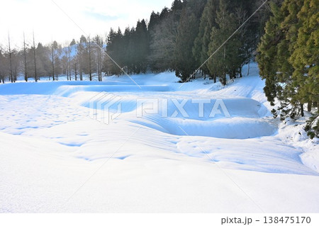 冬の栃尾の棚田の雪景色（新潟県長岡市） 138475170