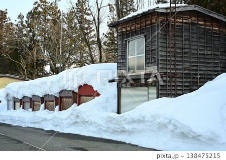 雪に埋もれたガレージと建物(新潟県長岡市栃尾) 雪に埋もれたガレージと建物(新潟県長岡市栃尾) 138475215