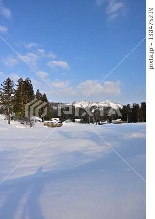 冬の栃尾の棚田の雪景色（新潟県長岡市） 138475219