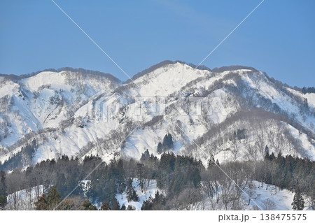 長岡市の雪山と里山の風景(新潟県長岡市) 長岡市の雪山と里山の風景(新潟県長岡市) 138475575