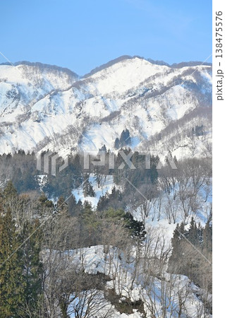 長岡市の雪山と里山の風景(新潟県長岡市) 長岡市の雪山と里山の風景(新潟県長岡市) 138475576