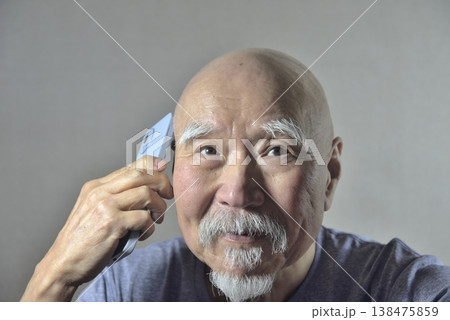 ヒゲ老人にスマートフォン 138475859