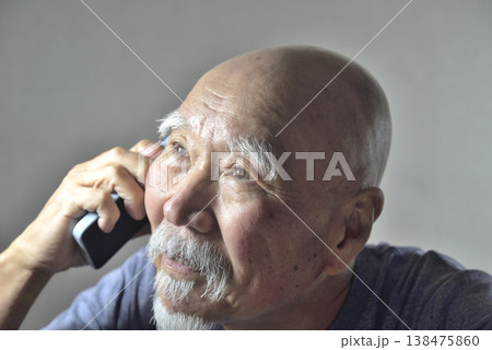 ヒゲ老人にスマートフォン 138475860