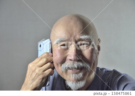 ヒゲ老人にスマートフォン 138475861