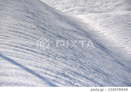 冬の雪面に広がる光と影 138476049