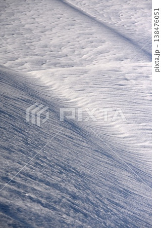冬の雪面に広がる光と影 冬の雪面に広がる光と影 138476051