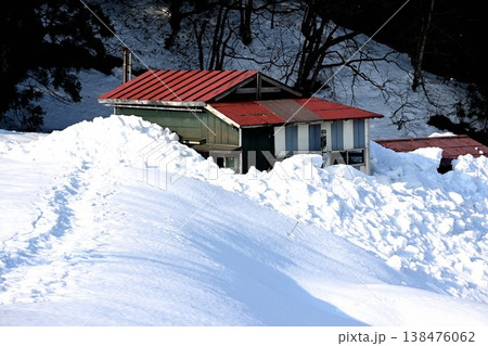 大雪に覆われた住宅と雪景色(新潟県長岡市) 大雪に覆われた住宅と雪景色(新潟県長岡市) 138476062