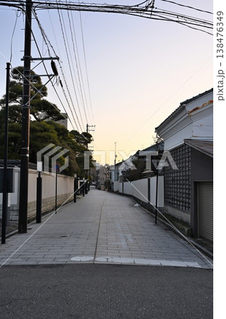 古町の石畳の白壁通り（新潟県新潟市中央区） 138476349