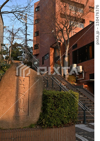 古町の歴史あるどっぺり坂（新潟県新潟市中央区） 138476376