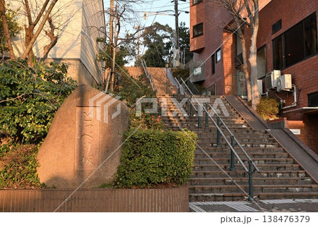 古町の歴史あるどっぺり坂（新潟県新潟市中央区） 138476379