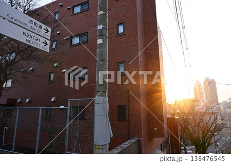 古町方面を望むどっぺり坂の朝景（新潟県新潟市中央区） 138476545