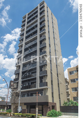高層マンションとさわさかな青空 138476648