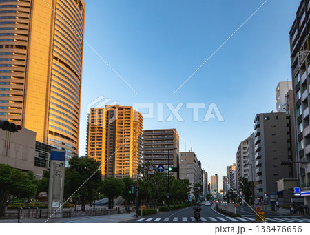 夕日に照らされる大阪のビル群と都会の道路 夕日に照らされる大阪のビル群と都会の道路 138476656