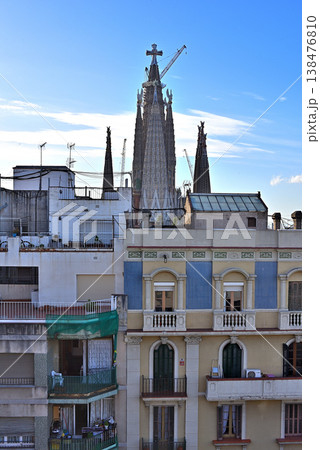 主塔に十字架が設置されたサグラダファミリア 138476810
