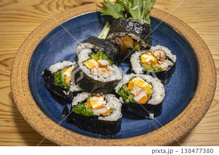 自家製の巻き寿司 138477380