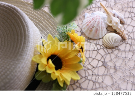 夏の花と麦わら帽子 夏の花と麦わら帽子 138477535