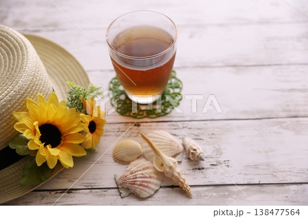 夏の花と麦わら帽子と冷茶 138477564