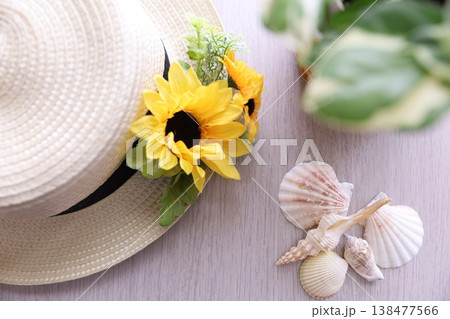 夏の花と麦わら帽子 138477566