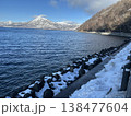 北海道 支笏湖 冬の恵庭岳を望む 雪のテトラポットと青い湖 138477604