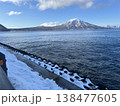 北海道 支笏湖の広大な風景 冬の恵庭岳と美しい湖面 138477605