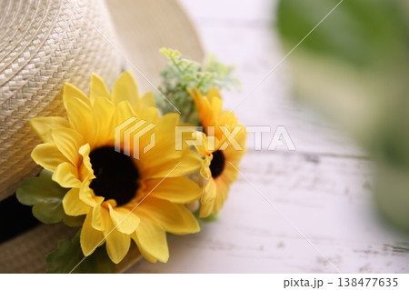 夏の花と麦わら帽子 夏の花と麦わら帽子 138477635
