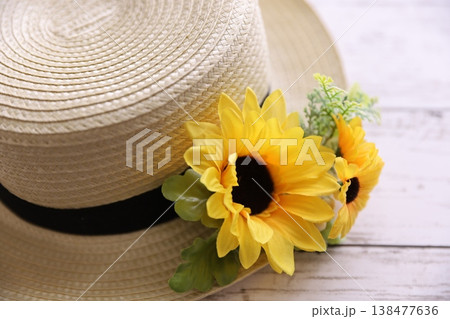 夏の花と麦わら帽子 夏の花と麦わら帽子 138477636