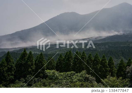 火山灰が舞う稜線 138477847