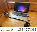 カフェでリモートワークをする風景 木のテーブルとノートパソコン 138477864