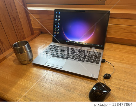 カフェでリモートワークをする風景 木のテーブルとノートパソコン カフェでリモートワークをする風景 木のテーブルとノートパソコン 138477864