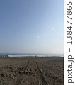 海岸の砂浜に続く轍（わだち） 誰もいない海と広大な空 138477865