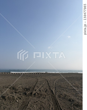 海岸の砂浜に続く轍（わだち） 誰もいない海と広大な空 138477865