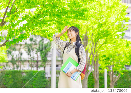 キャンパスを歩く女子大生 キャンパスを歩く女子大生 138478005