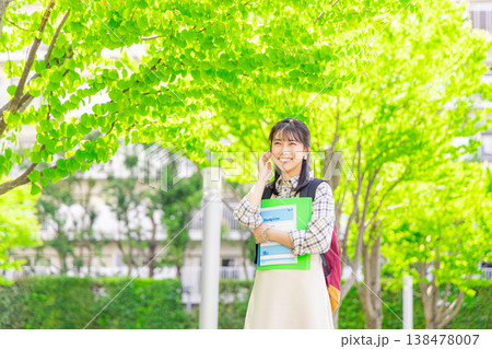 キャンパスを歩く女子大生 キャンパスを歩く女子大生 138478007