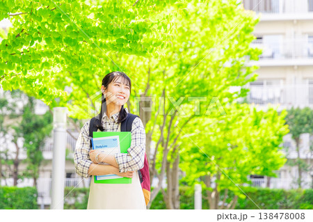 キャンパスを歩く女子大生 キャンパスを歩く女子大生 138478008