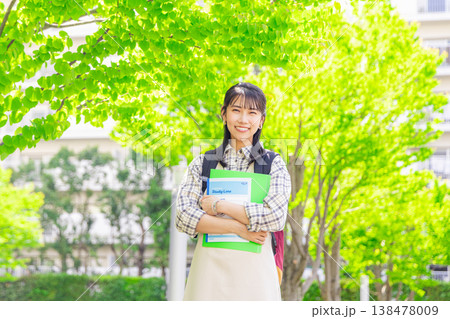 キャンパスを歩く女子大生 138478009