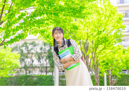 キャンパスを歩く女子大生 キャンパスを歩く女子大生 138478010