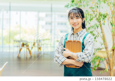 カフェ　女性　バイト 138478022