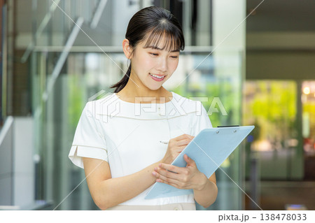 若い女性、受付、ビューティーイメージ 138478033
